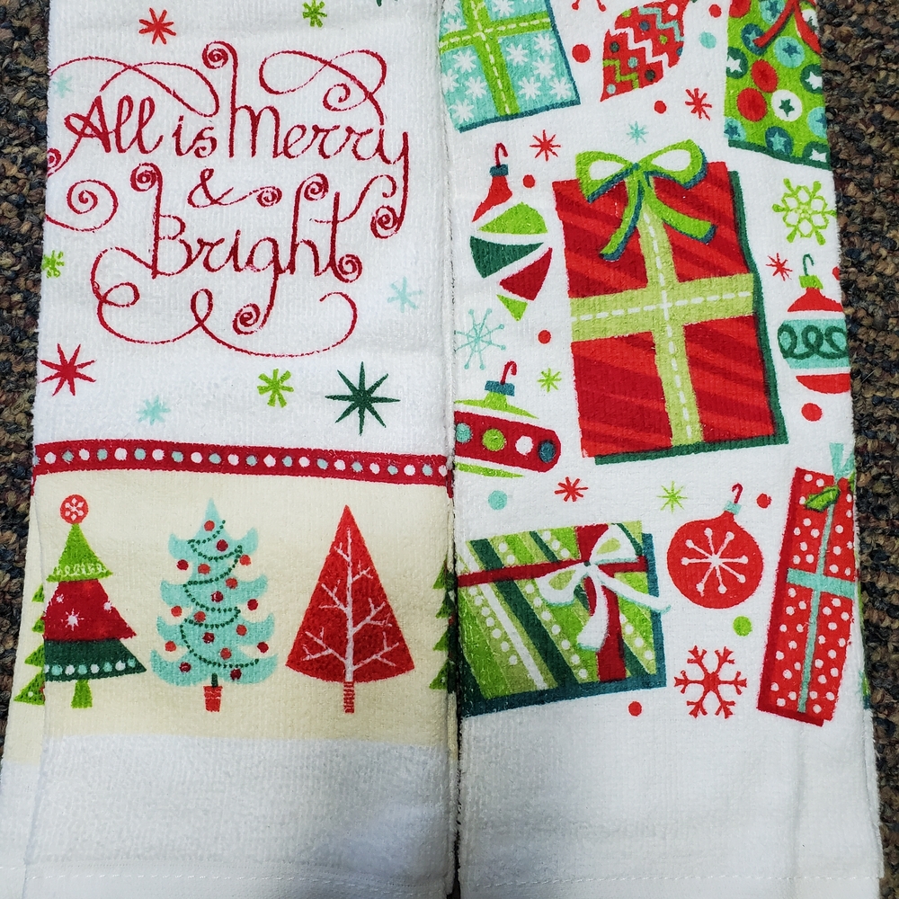 Holiday Time Red and Green Merry & Bright Towels